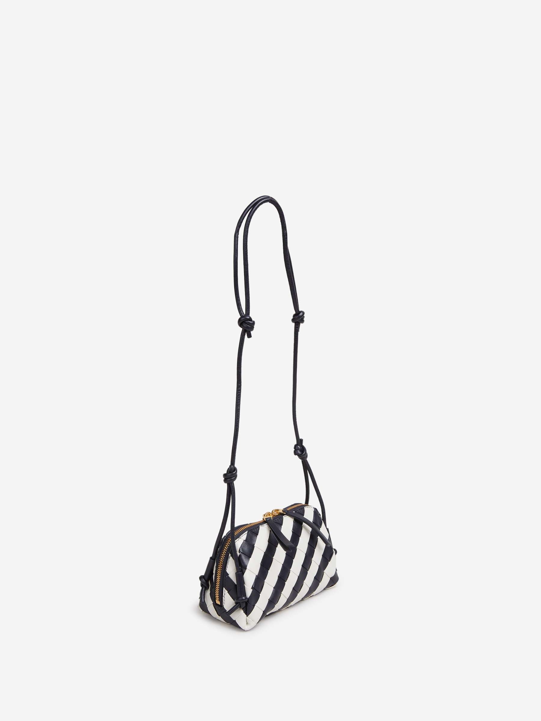 Bottega Veneta Mujer Barcelona Bolso Concert Pouch color Blanco Y Negro sku 814-000194 01 - Foto 2