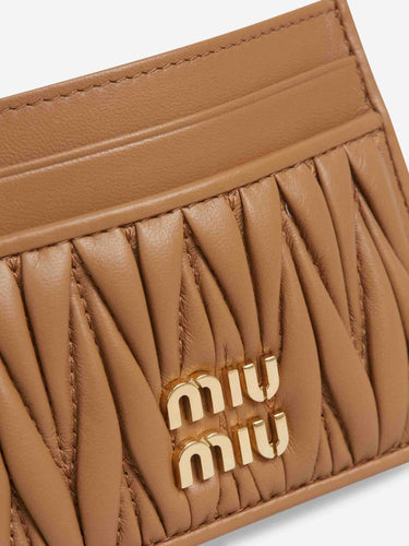 Miu Miu Mujer Barcelona Tarjetero Acolchado Matelassé color Camel sku 820-000738 04 - Foto 4