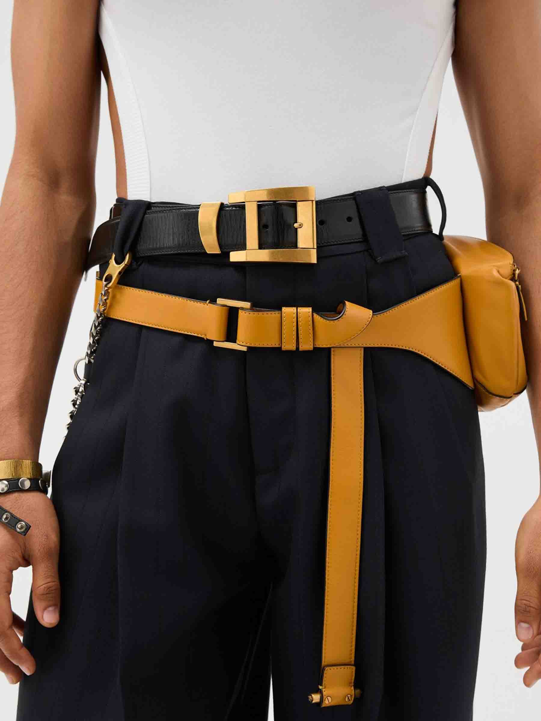 Versace Mujer Barcelona Cinturón Piel Logo color Negro sku 830-000413 01 - Foto 2