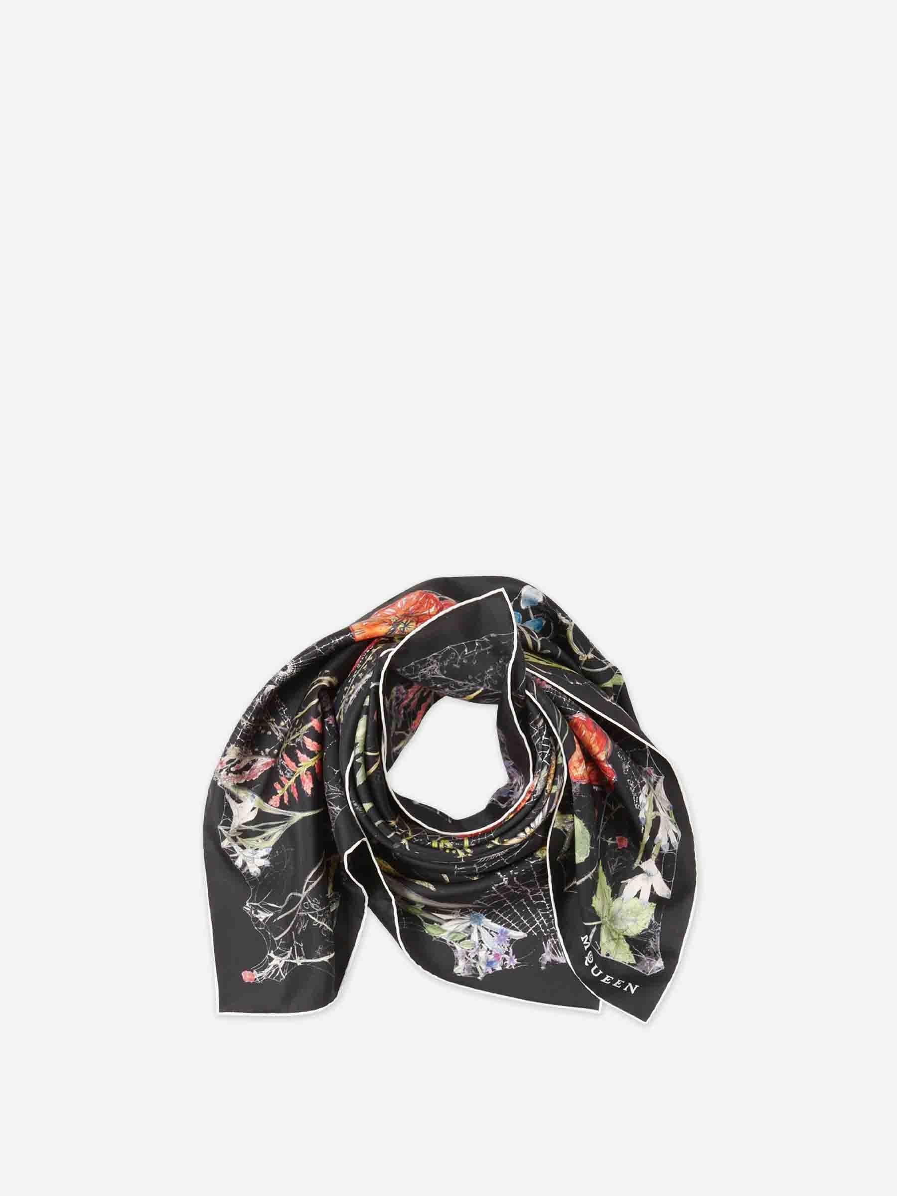 McQueen Mujer Barcelona Pañuelo Seda Estampado color Negro sku 840-000810 02 - Foto 1