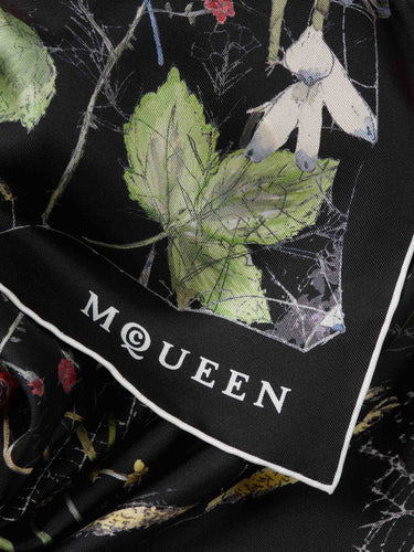 McQueen Mujer Barcelona Pañuelo Seda Estampado color Negro sku 840-000810 02 - Foto 3