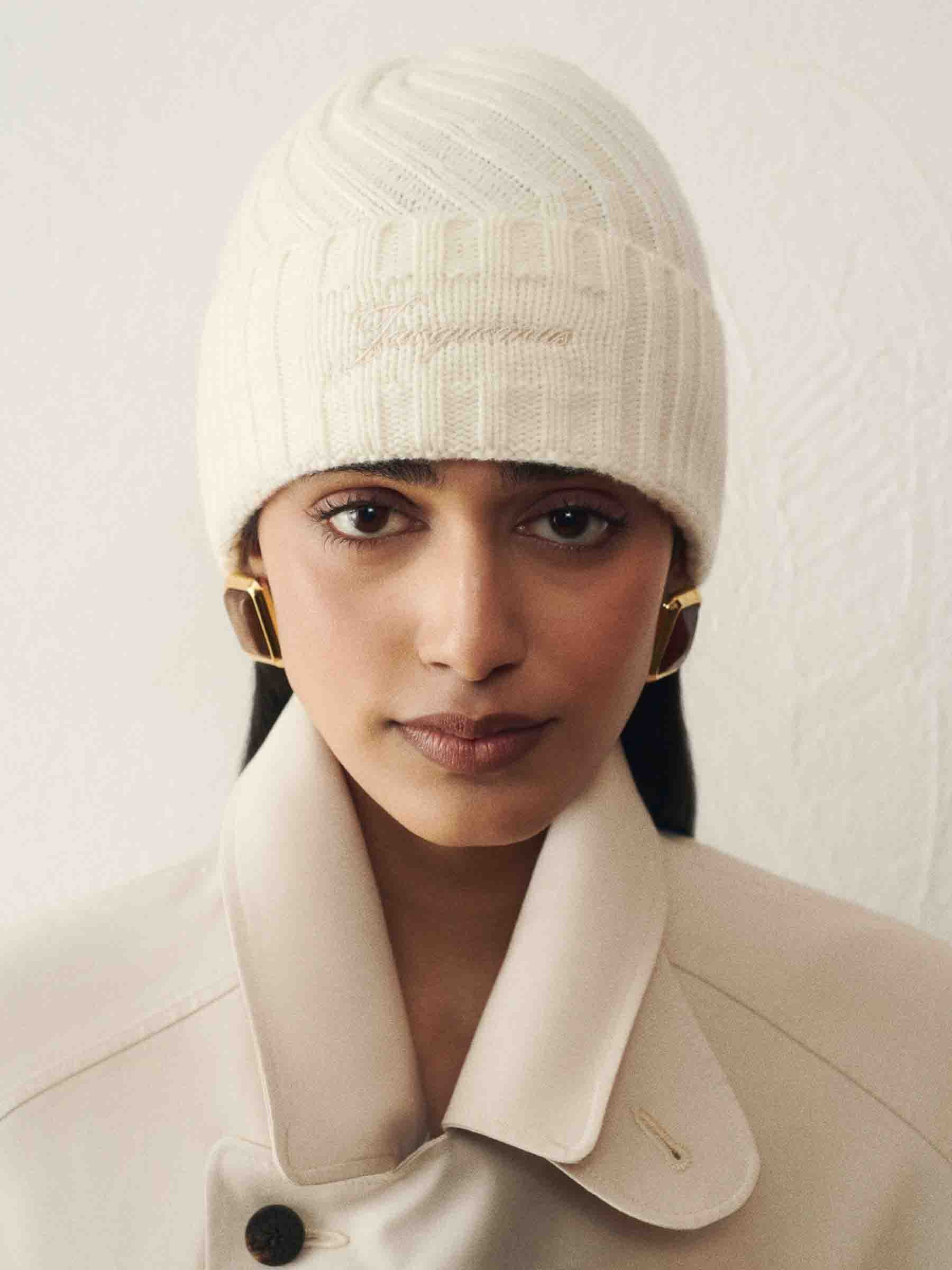 Jacquemus Mujer Barcelona Gorro Tourni color Marfil sku 845-000005 01 - Foto 2