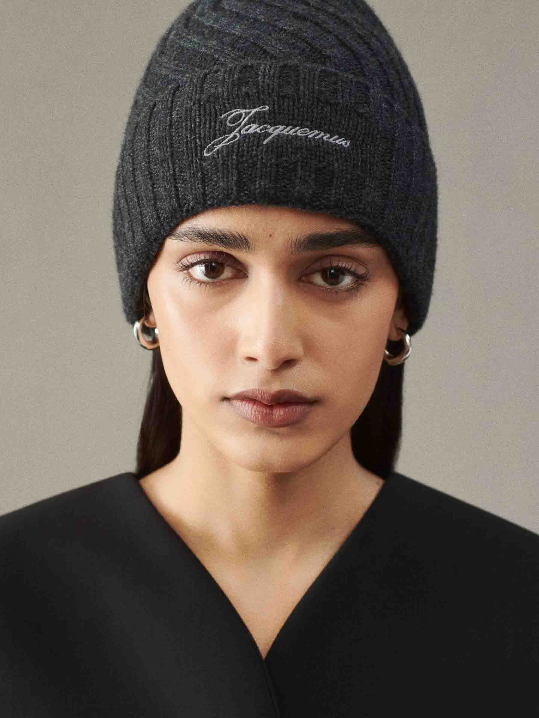 Jacquemus Mujer Barcelona Gorro Tourni color Negro sku 845-000005 02 - Foto 2