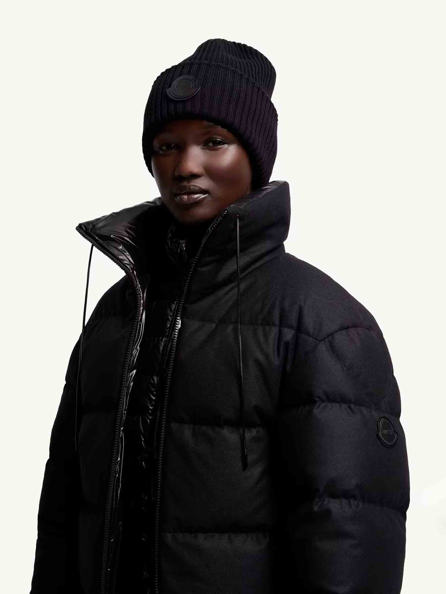 Moncler Genius Edward Enninful Mujer Barcelona Gorro Lana color Negro sku 845-000009 01 - Foto 2