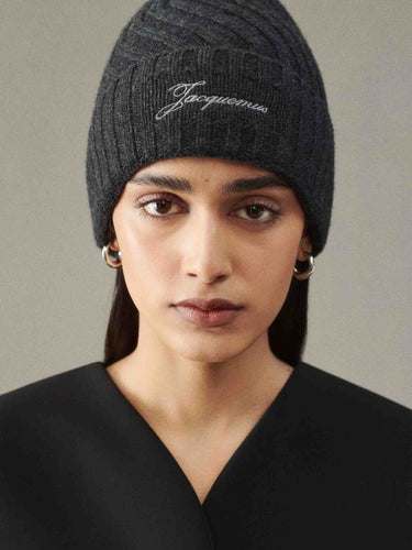 Jacquemus Mujer Barcelona Gorro Tourni color Negro sku 845-000036 02 - Foto 2