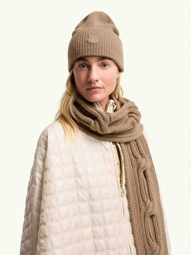 Moncler Hombre Barcelona Gorro Punto Logo color Camel sku 845-000044 01 - Foto 2