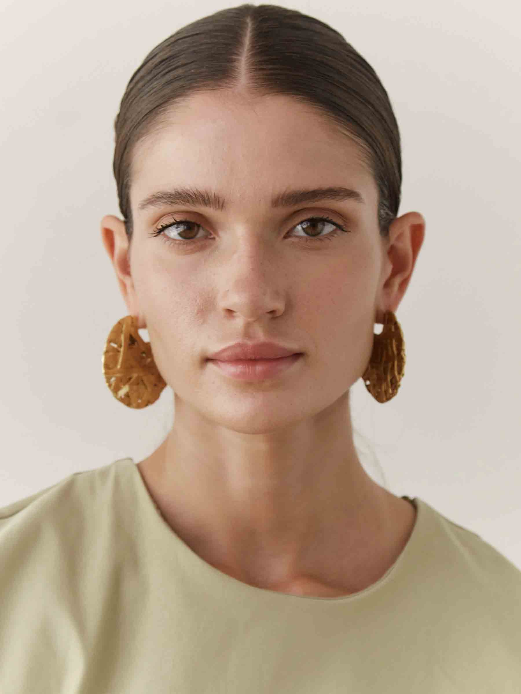 Paola Sighinolfi Mujer Barcelona Pendientes Large Icon Hoops color Dorado sku 850-001706 01 - Foto 2