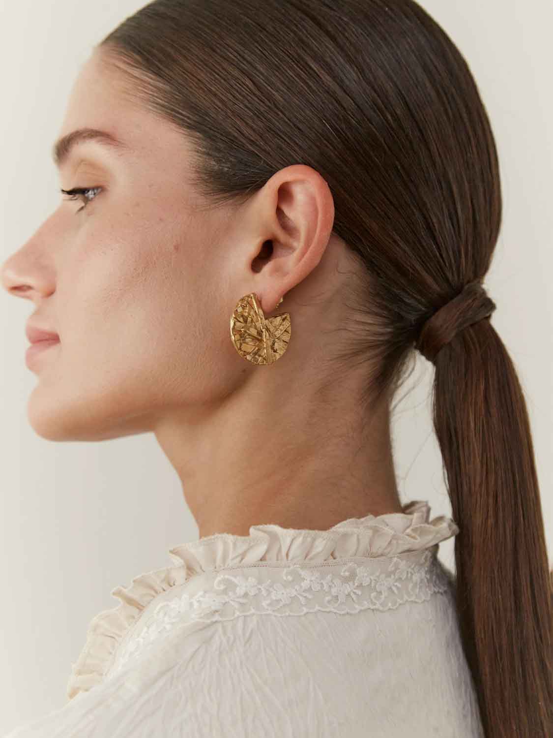 Paola Sighinolfi Mujer Barcelona Pendientes Medium Icon Hoops color Dorado sku 850-002021 01 - Foto 2