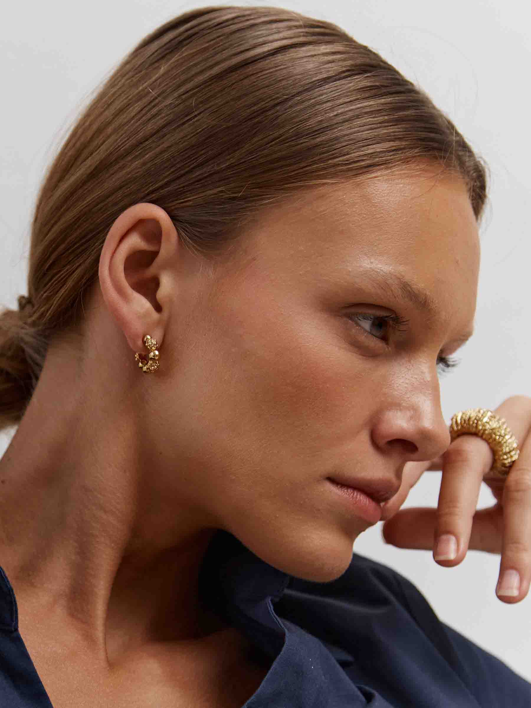 Paola Sighinolfi Mujer Barcelona Pendientes Silvia Hoops color Dorado sku 850-002072 01 - Foto 1