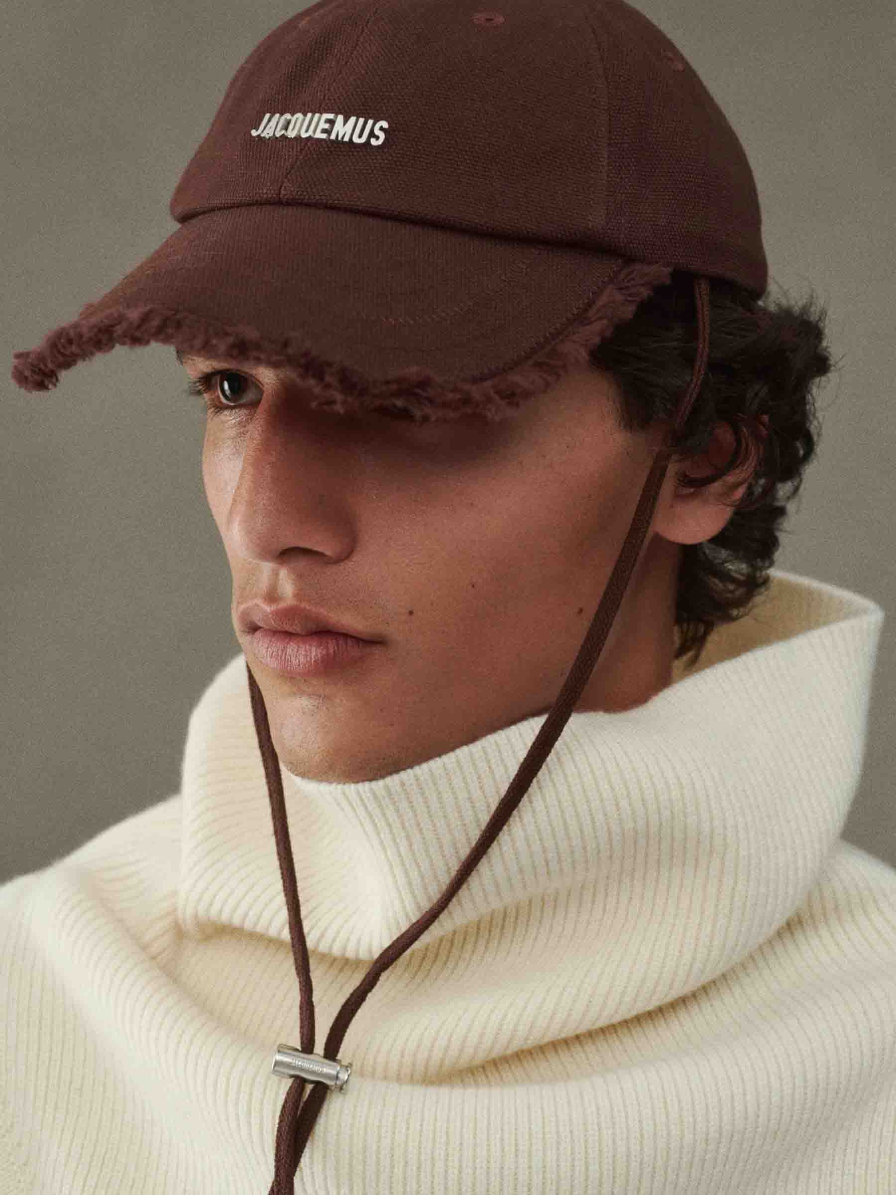 Jacquemus Hombre Barcelona Gorra Artichaut color Marrón sku 899-001991 01 - Foto 2