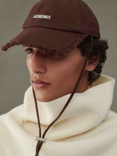 Jacquemus Hombre Barcelona Gorra Artichaut color Marrón sku 899-001991 01 - Foto 2