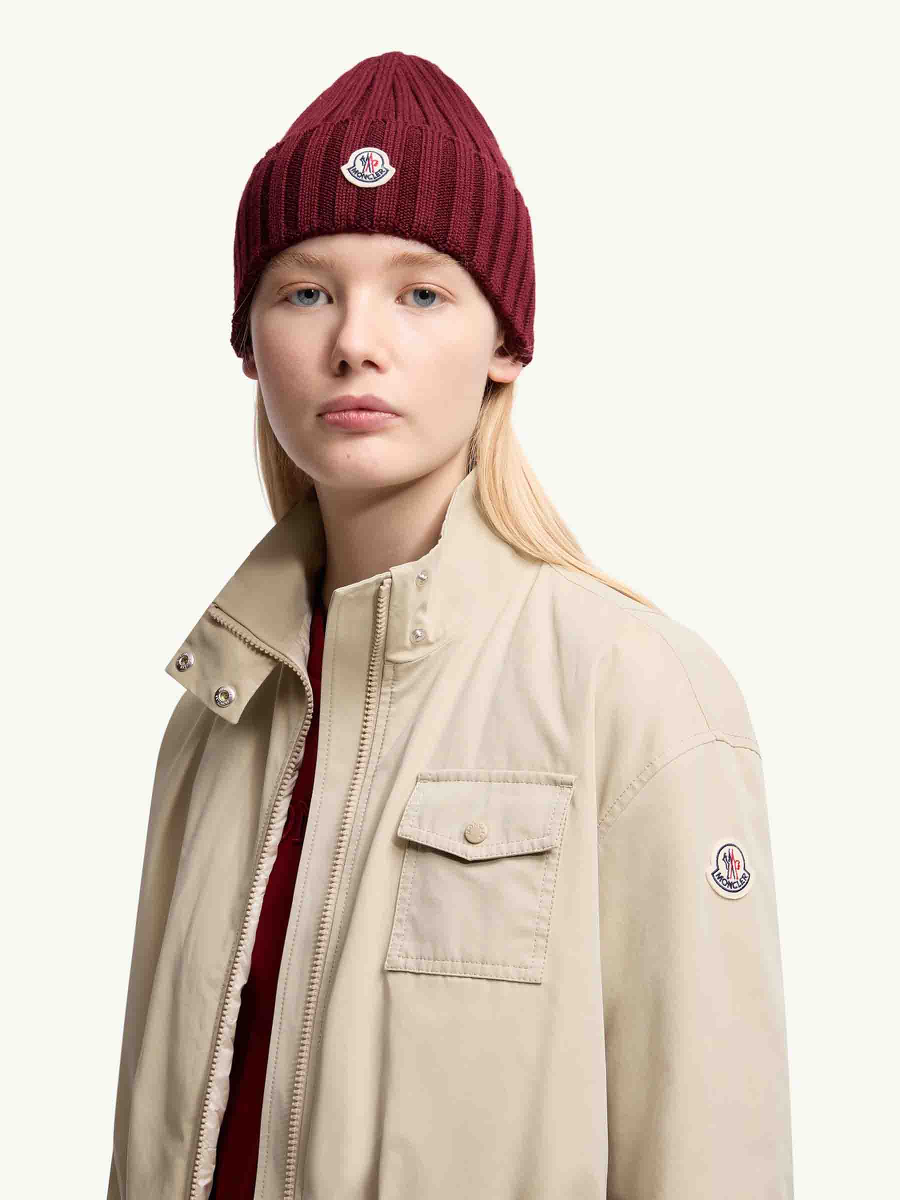 Moncler Mujer Barcelona Gorro Acanalado color Rojo sku 899-001999 02 - Foto 2