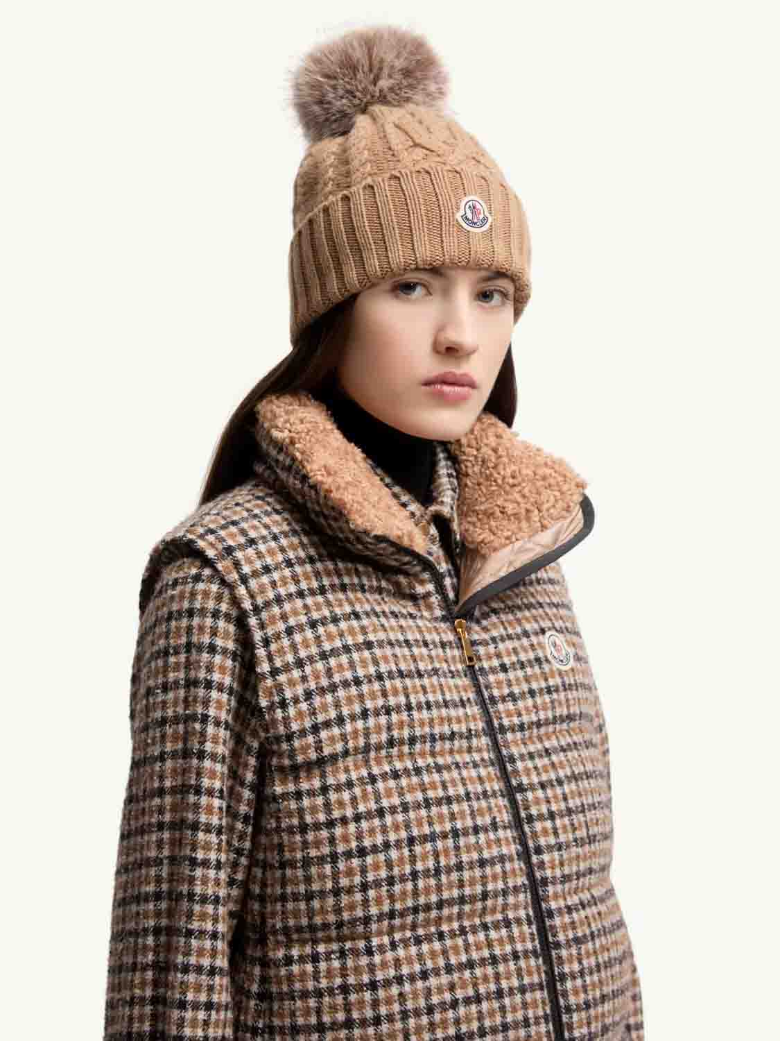 Moncler Mujer Barcelona Gorro de cachemira con pompón color Camel sku 899-002000 01 - Foto 2
