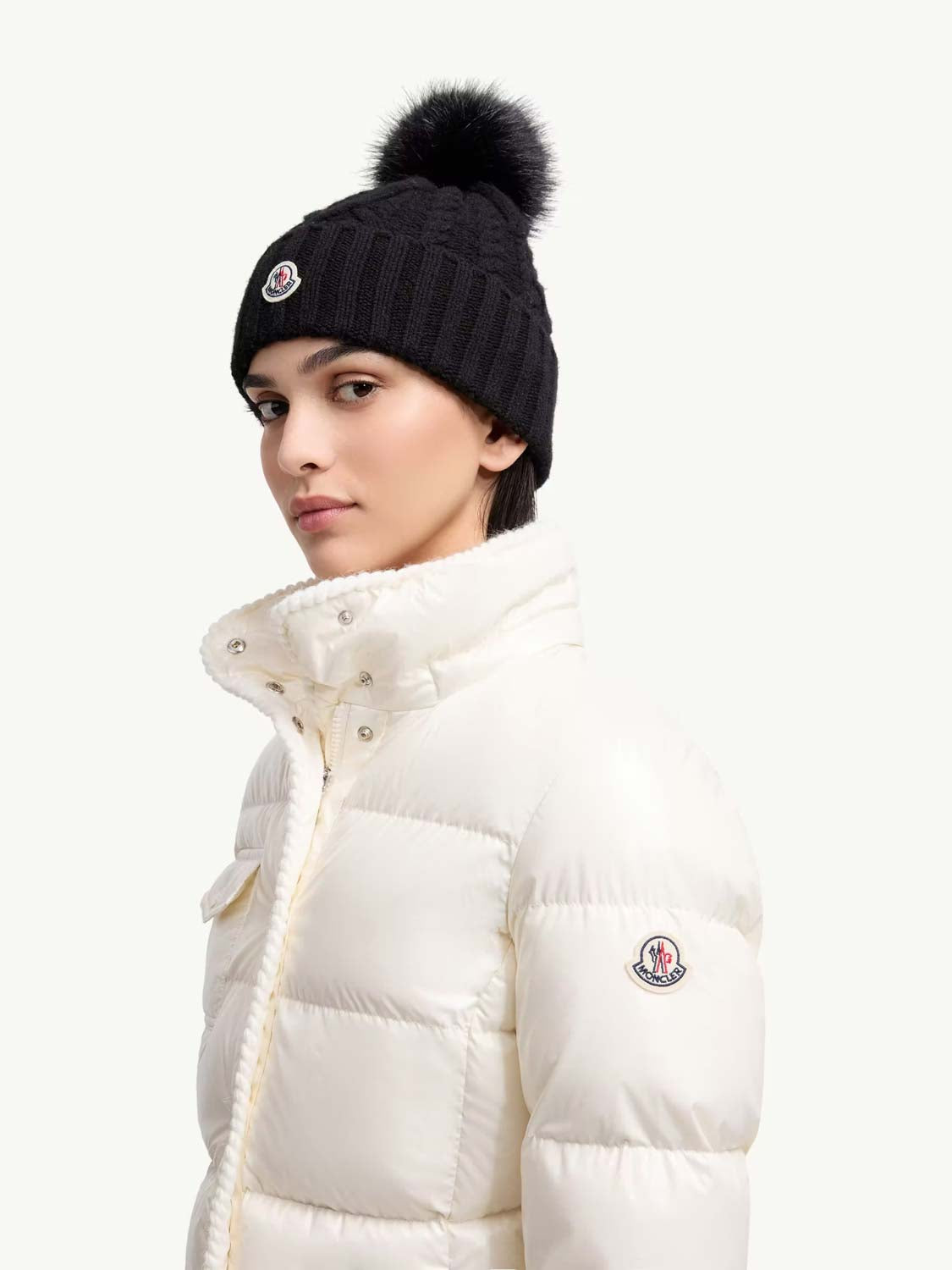 Moncler Mujer Barcelona Gorro de cachemira con pompón color Negro sku 899-002001 01 - Foto 2