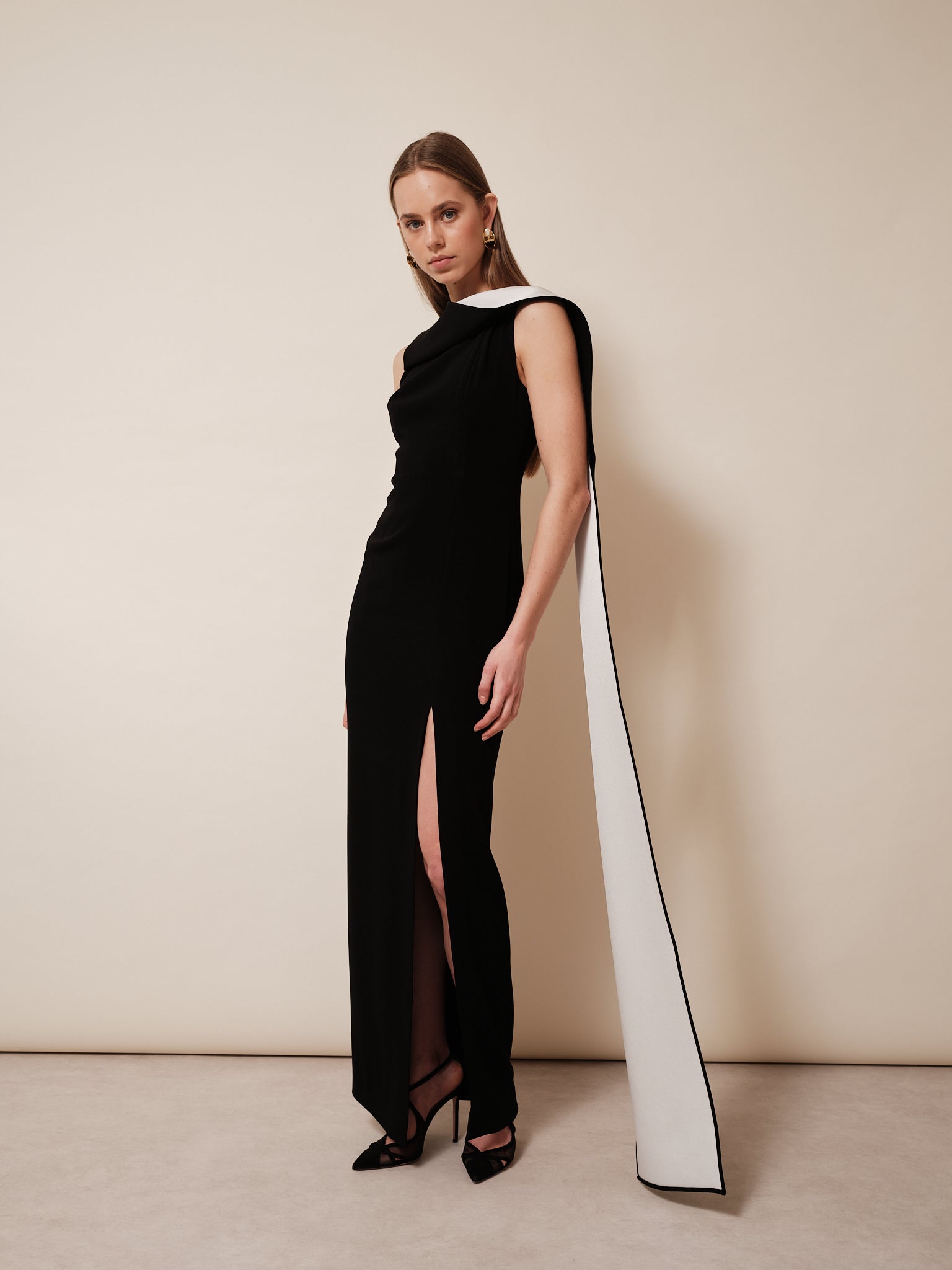 Roland Mouret Mujer Barcelona Vestido Maxi Satinado color Blanco y Negro sku 732-001507 01 - Foto 2