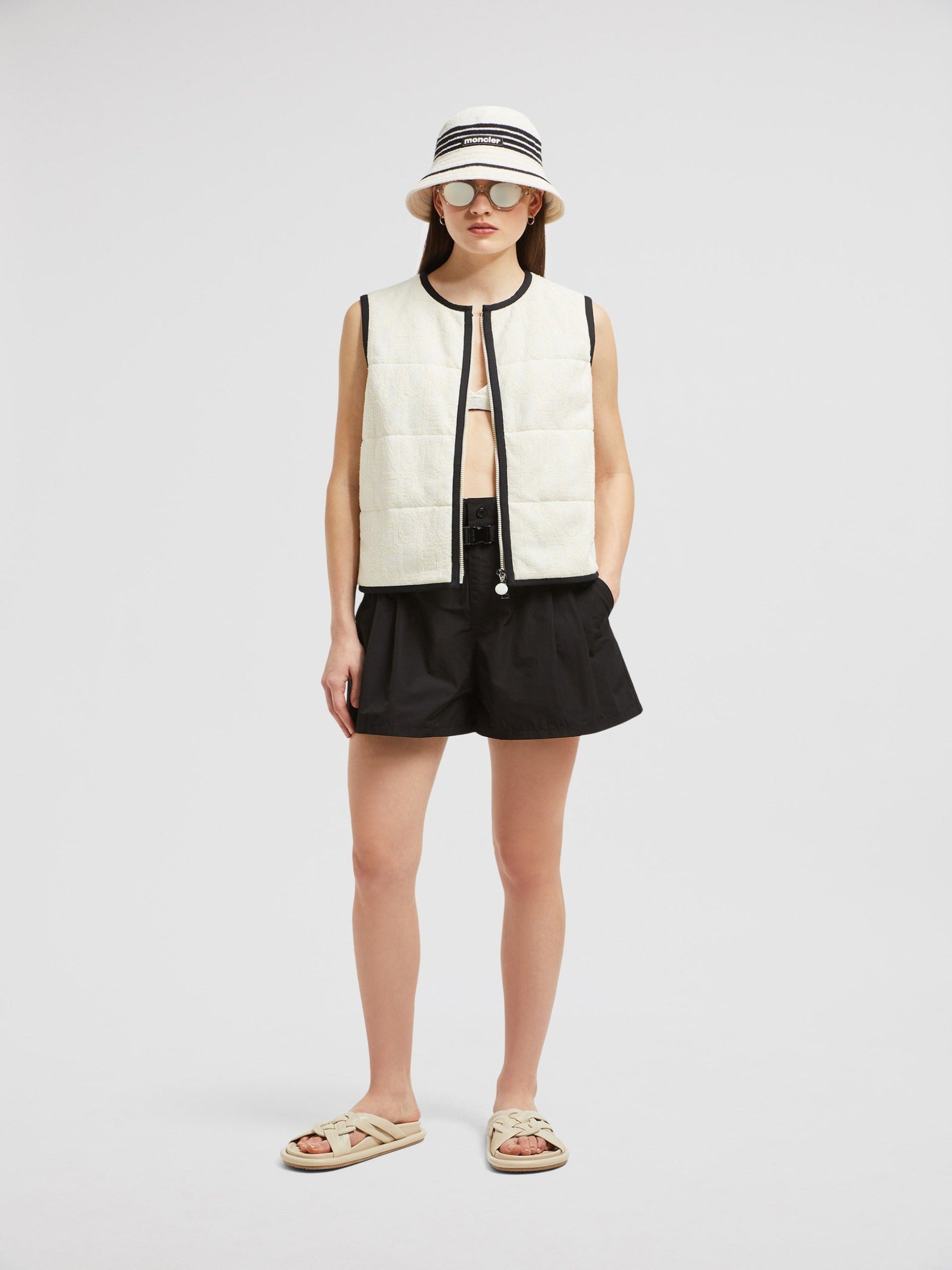 Moncler Mujer Barcelona Chaleco Monograma color Blanco y Negro sku 775-000200 01 - Foto 2