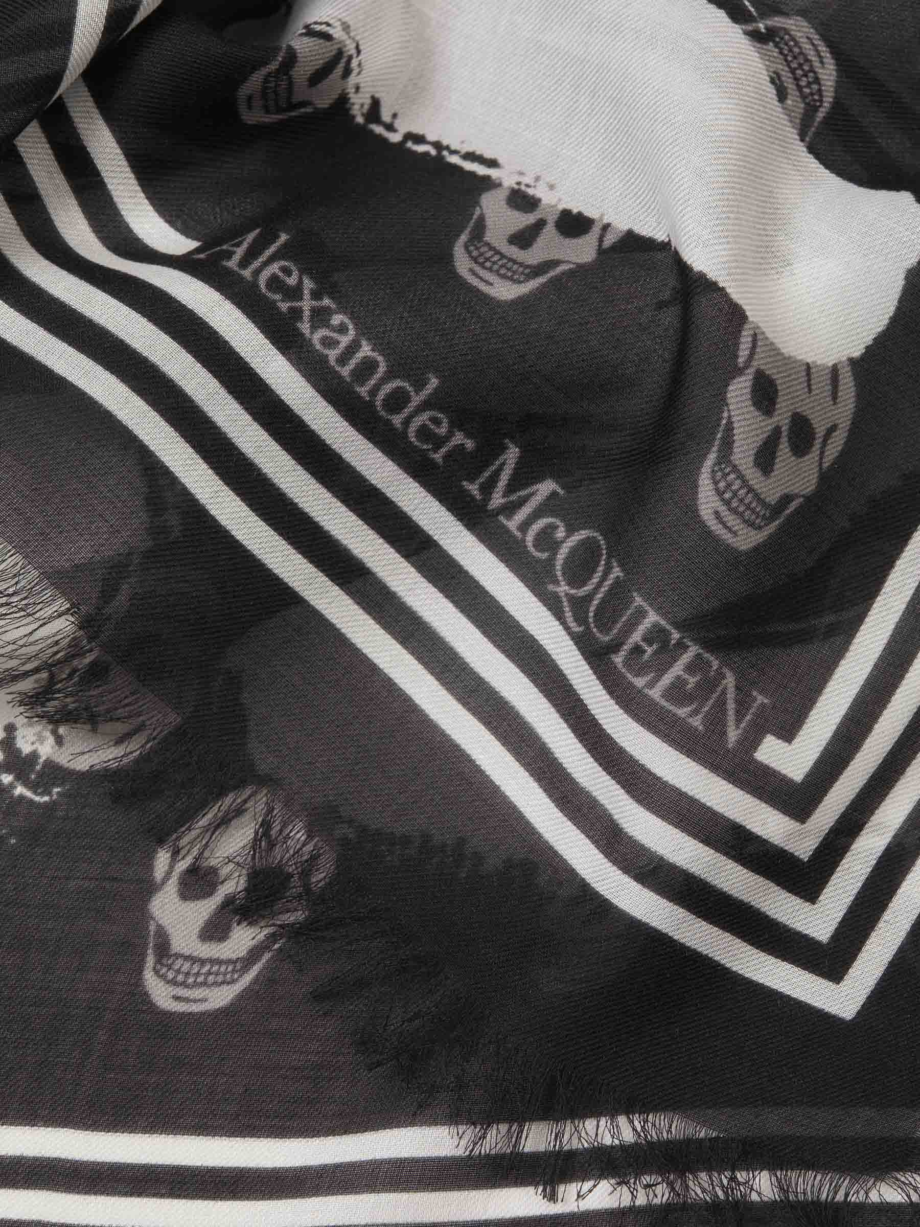 McQueen – Two-tone Graffiti scarf Hombre 654-000287