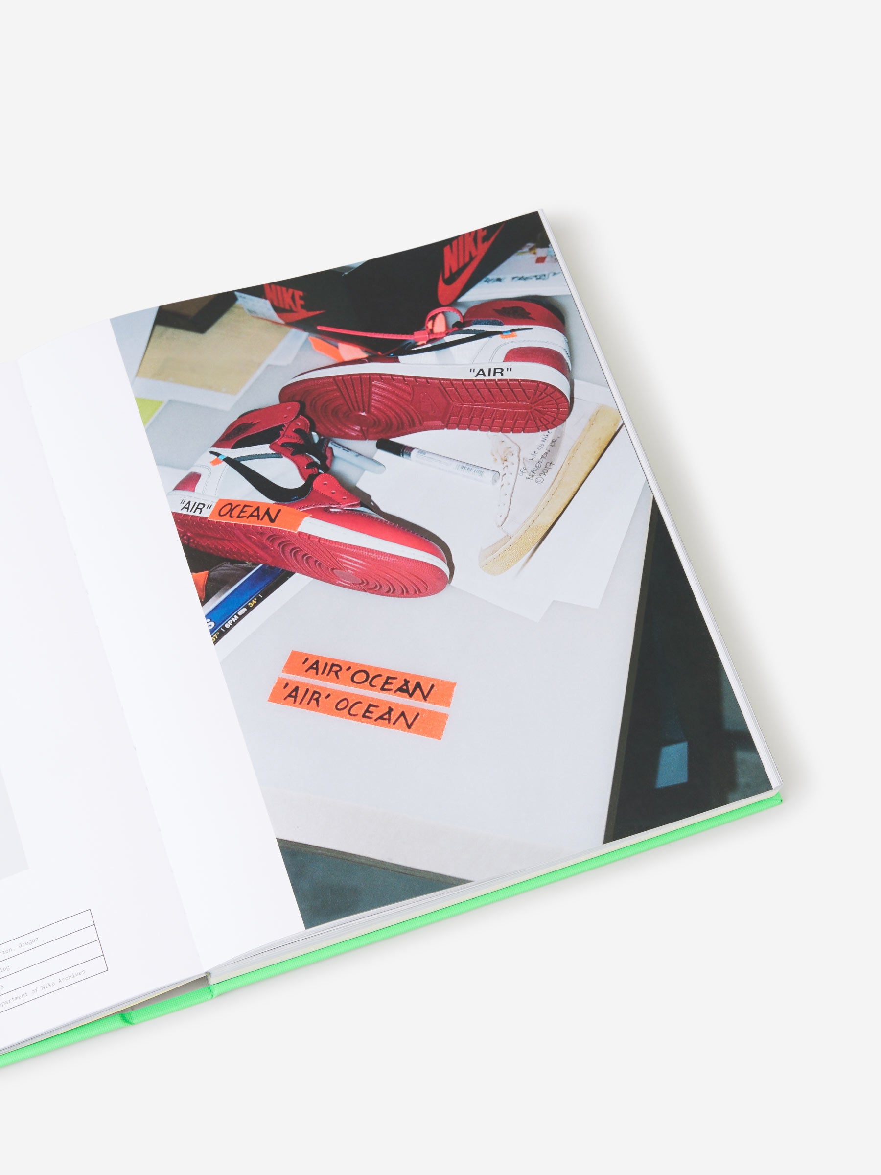 Taschen Libro 'Something's Off' color Blanco sku 930-000100 01 - Foto 1